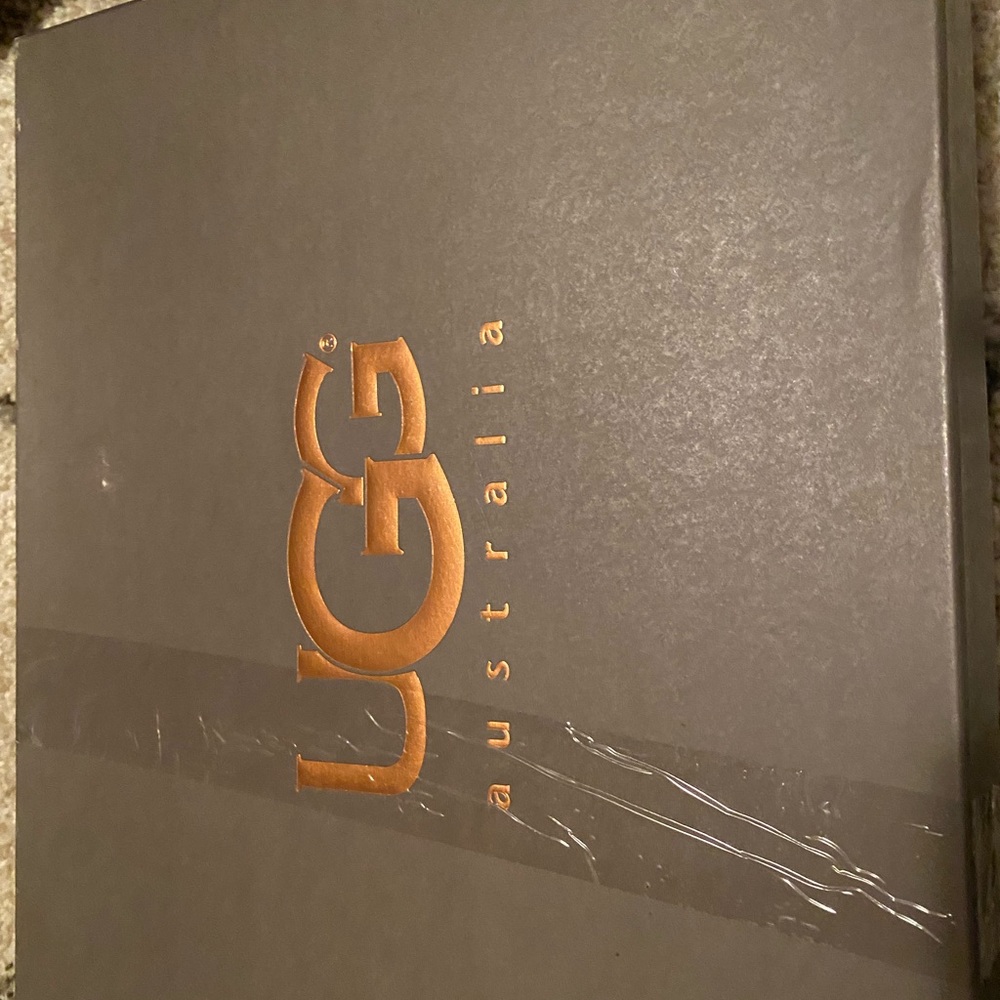 **FINAL SALE**UGG HEELED BOOTS. SIZE 8. COLOR: TAUPE - Picture 6 of 7